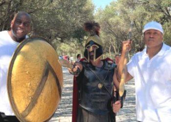 Ξετρελάθηκε με την Ελλάδα ο Μάτζικ Τζόνσον – Ύμνησε την Ακρόπολη και φωτογραφήθηκε κρατώντας… σπαθί και ασπίδα