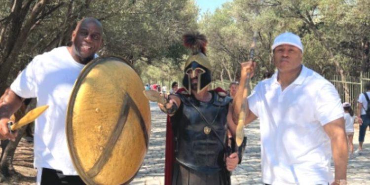 Ξετρελάθηκε με την Ελλάδα ο Μάτζικ Τζόνσον – Ύμνησε την Ακρόπολη και φωτογραφήθηκε κρατώντας… σπαθί και ασπίδα