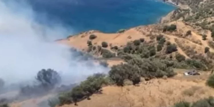 Φωτιά στο Ρέθυμνο: Ενισχύθηκαν οι πυροσβεστικές δυνάμεις – Καίει κοντά σε ενοικιαζόμενα δωμάτια