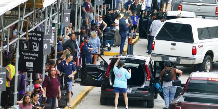 Χαμός στα αεροδρόμια των ΗΠΑ: Ακυρώσεις και καθυστερήσεις λόγω έλλειψης προσωπικού