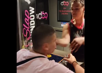 Σουρέαλ καταστάσεις στην Ίο: Τουρίστες πληρώνουν για να τους χαστουκίζουν