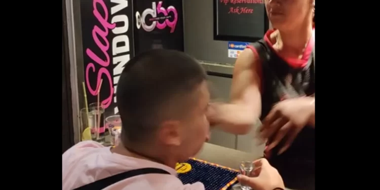 Σουρέαλ καταστάσεις στην Ίο: Τουρίστες πληρώνουν για να τους χαστουκίζουν