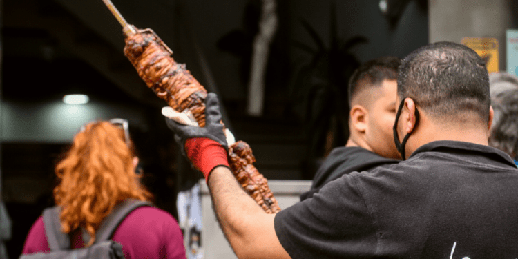 Οι Τούρκοι διεκδικούν το κοκορέτσι – «Είναι άσχετοι, λένε βλακείες», απαντά Έλληνας «ειδικός»
