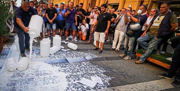 Οι Ιταλοί κτηνοτρόφοι χύνουν γάλα έξω από κυβερνητικά κτίρια – Εξεγείρονται σε όλη την Ευρώπη πλην εδώ