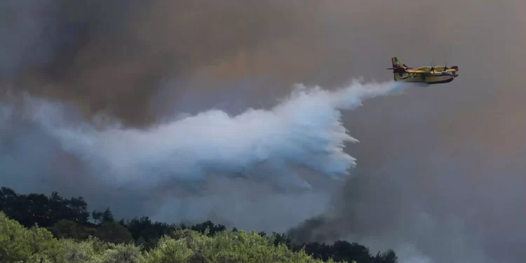 Φωτιά στη Λέσβο: Μεγάλη αναζωπύρωση, εκκενώνεται ξανά η Βρίσα