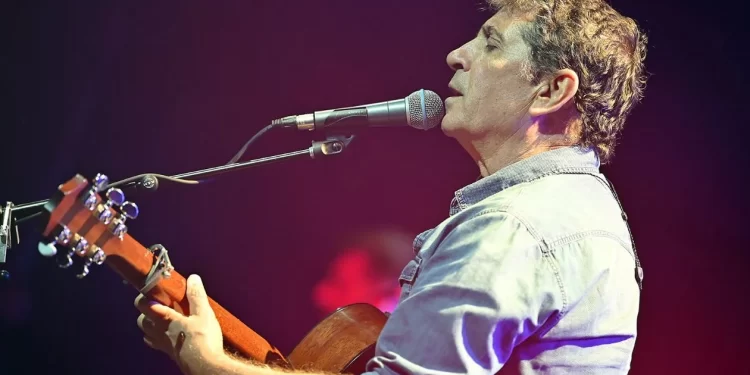 Σωκράτης Μάλαμας: Θύελλα αντιδράσεων για το πανό που ζήτησε να κατέβει και η απάντηση του