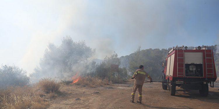 Φωτιά στα Μέγαρα: Ελαφρώς βελτιωμένη η κατάσταση