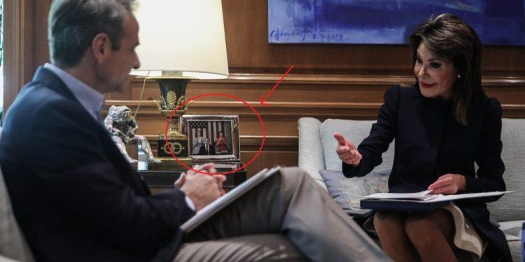Την φωτογραφία των Κ.Χάρις και Ν.Πελόζι να χειροκροτούν τον Κ.Μητσοτάκη βλέπουν όσοι επισκέπτονται το Μαξίμου