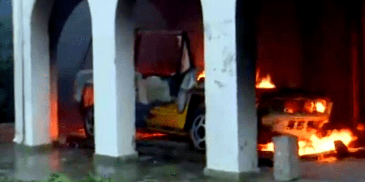 Φωτιά στην Πεντέλη: Εκκενώνεται και η Ανθούσα – Στις φλόγες τα πρώτα σπίτια