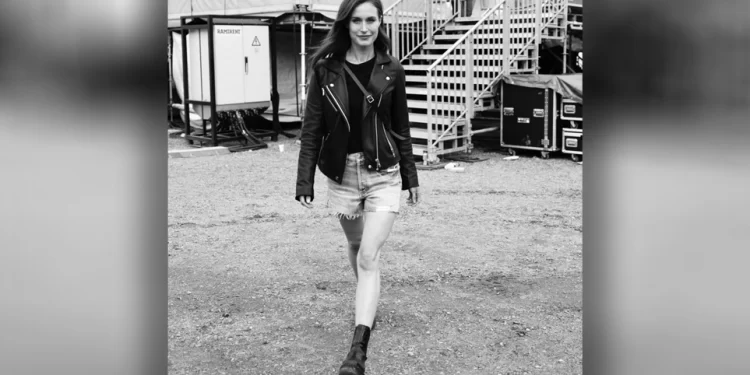 Σάνα Μαρίν: Viral η ροκ εμφάνιση της Φινλανδής πρωθυπουργού σε συναυλία με κοντό σορτς και δερμάτινο