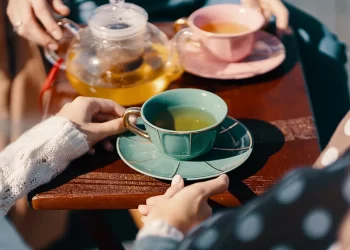 Τέσσερα βότανα και τα ροφήματα τους που θα σας κρατήσουν δροσερές το καλοκαίρι