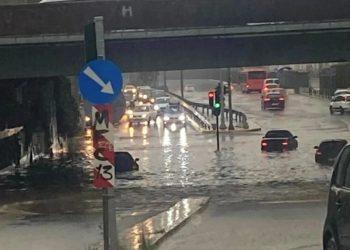 Πλημμυρισμένοι δρόμοι στην Αττική – Πού έχει διακοπεί η κυκλοφορία