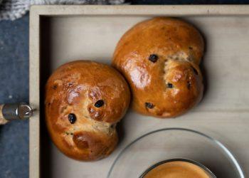 Σταφιδόψωμα με γλυκά μπαχαρικά (βίντεο)