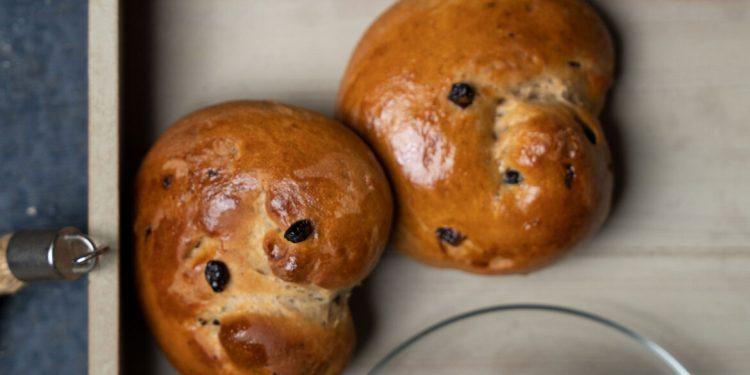 Σταφιδόψωμα με γλυκά μπαχαρικά (βίντεο)