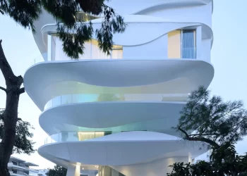 Η φουτουριστική πολυκατοικία στη Γλυφάδα με τα κυματιστά μπαλκόνια που μιμούνται την κίνηση του νερού στη θάλασσα.