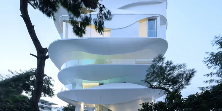 Η φουτουριστική πολυκατοικία στη Γλυφάδα με τα κυματιστά μπαλκόνια που μιμούνται την κίνηση του νερού στη θάλασσα.