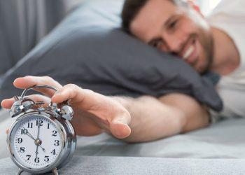 Ξυπνάτε διαρκώς πριν χτυπήσει το ξυπνητήρι; Γιατί δεν πρέπει να ανησυχήσετε