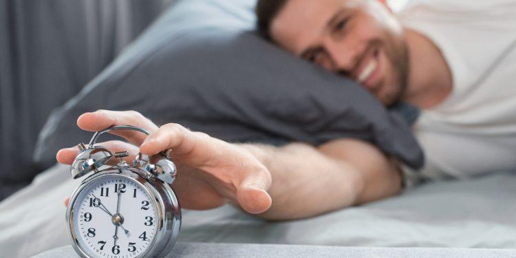Ξυπνάτε διαρκώς πριν χτυπήσει το ξυπνητήρι; Γιατί δεν πρέπει να ανησυχήσετε