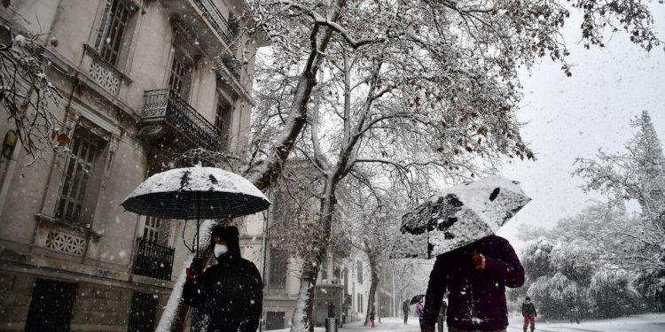 Καιρός σήμερα: Βουτιά του υδραργύρου και πυκνές χιονοπτώσεις