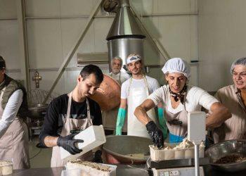 Ο σωστός χαλβάς, ο μαστιχάτος, θέλει χέρι