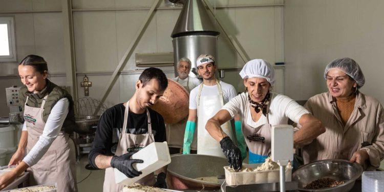 Ο σωστός χαλβάς, ο μαστιχάτος, θέλει χέρι