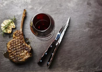 Τσικνοπέμπτη: Αυτά είναι τα κατάλληλα κρασιά για το κρέας και το… λίπος της Τσικνοπέμπτης