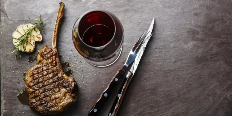 Τσικνοπέμπτη: Αυτά είναι τα κατάλληλα κρασιά για το κρέας και το… λίπος της Τσικνοπέμπτης