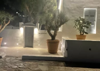 Ζαννής Φρατζέσκος – Φλάβιο Μπριατόρε: Στην ξέρα του Γιαλού «προσάραξε» το Billionaire στη Μύκονο (pics)