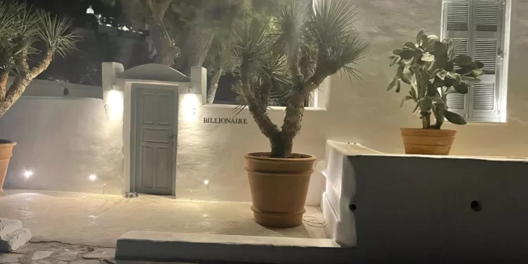 Ζαννής Φρατζέσκος – Φλάβιο Μπριατόρε: Στην ξέρα του Γιαλού «προσάραξε» το Billionaire στη Μύκονο (pics)