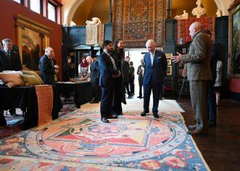 Κάρολος: Η τρύπια κάλτσα του βασιλιά κάνει τον γύρο του κόσμου