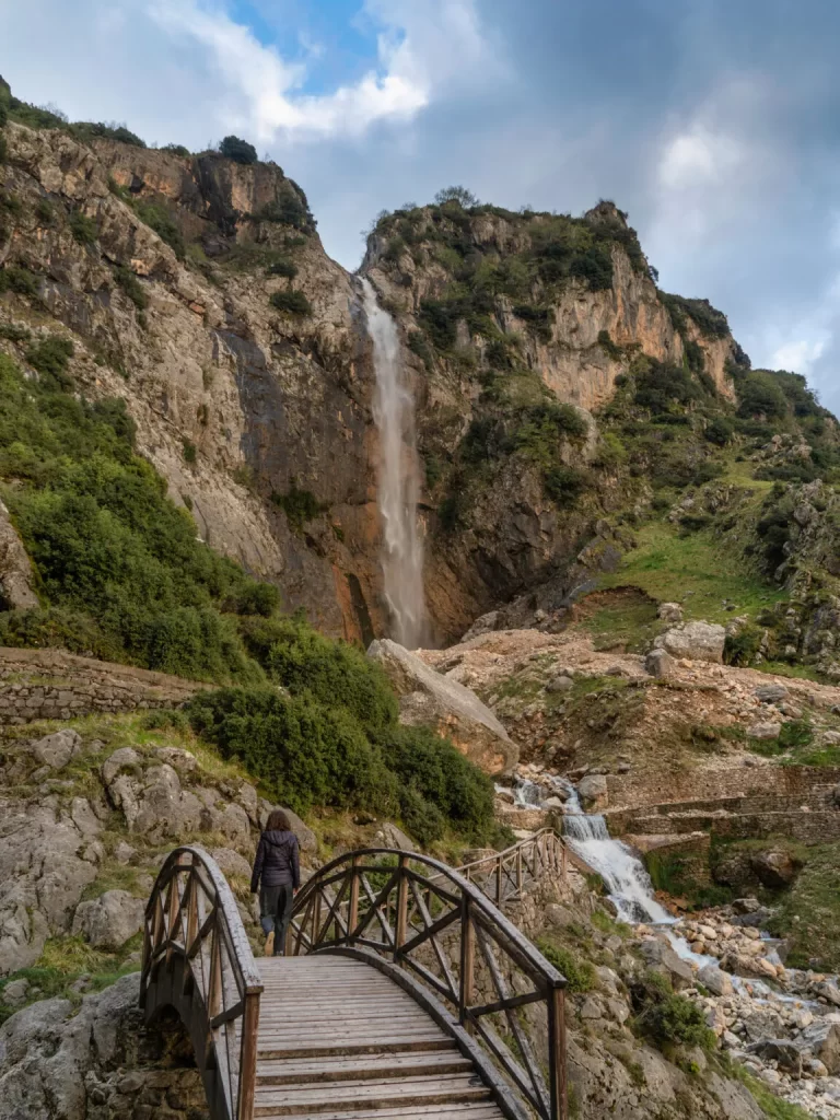 Πρόσβαση με γραφικά, ξύλινα γεφυράκια/Photo: Περικλής Μεράκος