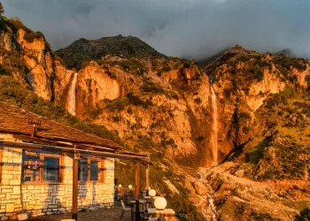 Οι δίδυμοι καταρράκτες των Τζουμέρκων: Ένα μαγευτικό υδάτινο θέαμα