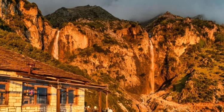 Οι δίδυμοι καταρράκτες των Τζουμέρκων: Ένα μαγευτικό υδάτινο θέαμα