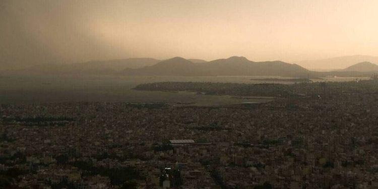 Καιρός: Συννεφιά με νοτιάδες και σκόνη – Πού θα βρέξει