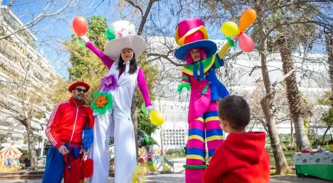 Τα αποκριάτικα τραγούδια που κάθε χρόνο μας ξεσηκώνουν