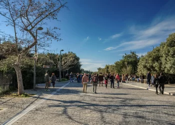 Περίπατος στη Διονυσίου Αρεοπαγίτου, έναν από τους ομορφότερους πεζόδρομους της Αθήνας
