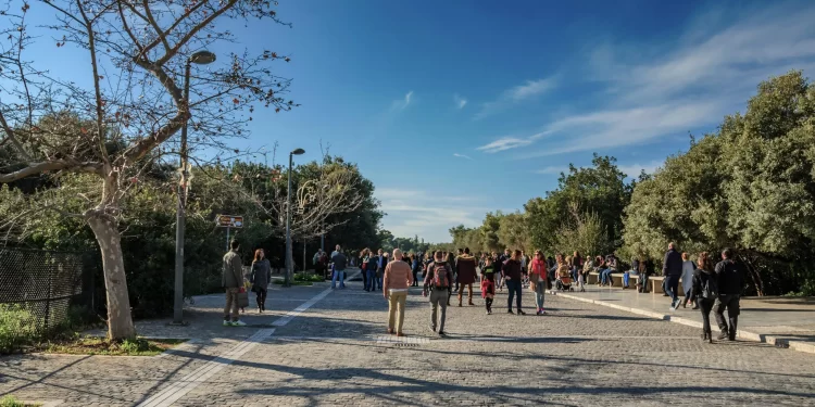 Περίπατος στη Διονυσίου Αρεοπαγίτου, έναν από τους ομορφότερους πεζόδρομους της Αθήνας