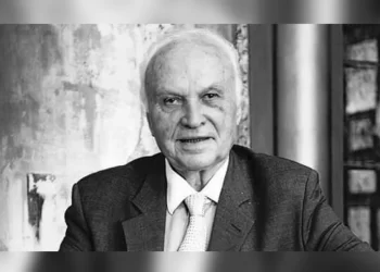 Ιστορίες από το «17»: Η τσιπούρα του Καραμανλή, τα γεμιστά της Τρόικας και τα μπουκάλια του Σινάτρα