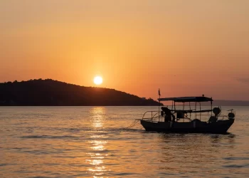 Γιατί η γαρίδα του Αμβρακικού είναι η κορυφαία στον κόσμο – Οι άνθρωποι, οι ιστορίες και τα μυστικά του ψαρέματος