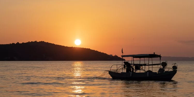 Γιατί η γαρίδα του Αμβρακικού είναι η κορυφαία στον κόσμο – Οι άνθρωποι, οι ιστορίες και τα μυστικά του ψαρέματος