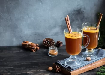 3 απολαυστικά ζεστά ροφήματα με αλκοόλ για τον χειμώνα