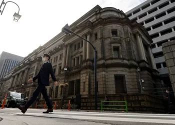 Τα αφεντικά «τρελάθηκαν» στην Ιαπωνία. Οι μισθοί έχουν παραμείνει σχεδόν σταθεροί από τη δεκαετία του 1990.