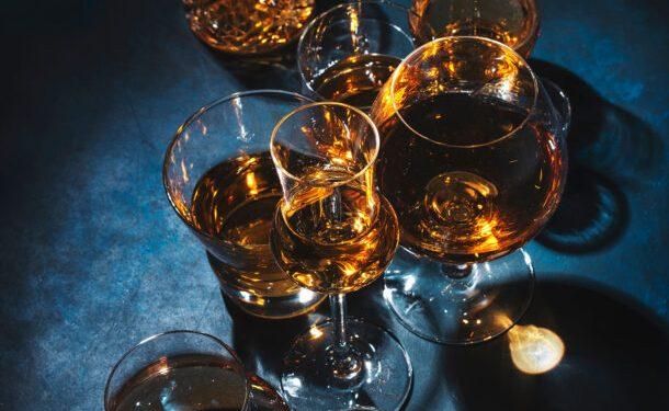Η ιστορία του κονιάκ και πώς το πίνουμε (+3 συνταγές για κοκτέιλ)