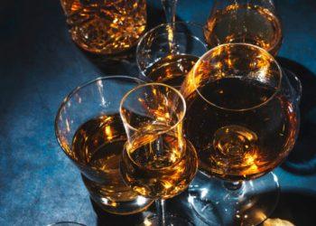 Η ιστορία του κονιάκ και πώς το πίνουμε (+3 συνταγές για κοκτέιλ)