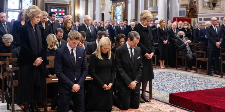 Μνημόσυνο τέως βασιλιά Κωνσταντίνου: Γεμάτη η Μητρόπολη 40 ημέρες μετά τον θάνατο του τέως βασιλιά