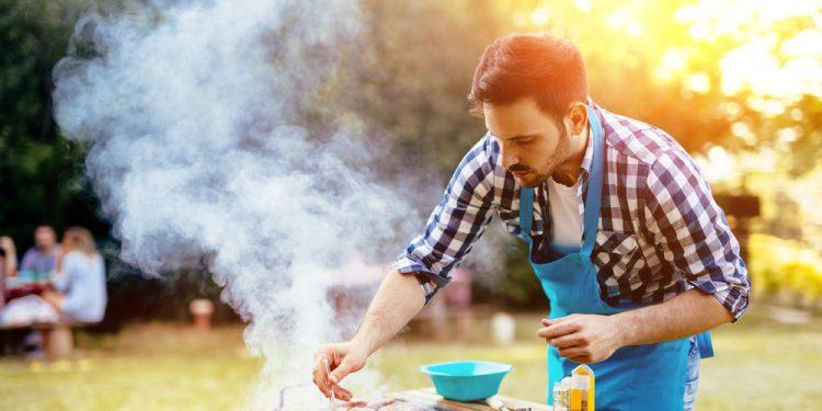 Τσικνοπέμπτη: Ό,τι χρειάζεστε για το τσίκνισμα στο σπίτι