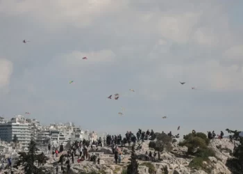 Καιρός: Συννεφιασμένη η Καθαρά Δευτέρα με σκόνη και υψηλές θερμοκρασίες