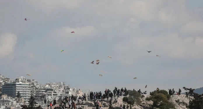 Καιρός: Συννεφιασμένη η Καθαρά Δευτέρα με σκόνη και υψηλές θερμοκρασίες