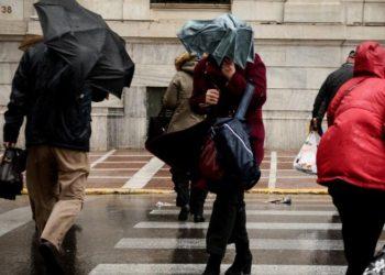 Καιρός: Βροχές, ισχυροί άνεμοι και πτώση της θερμοκρασίας – Πού θα «χτυπήσει» σήμερα η κακοκαιρία