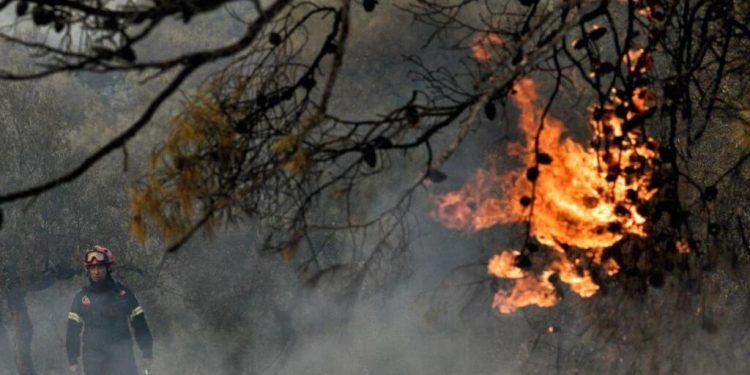 Φωτιά σε Δερβένι Κορινθίας και Μενδενίτσα Φθιώτιδας – Συναγερμός στην πυροσβεστική